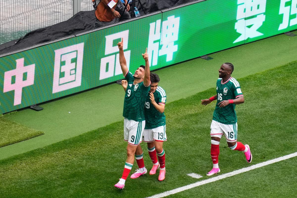 Raúl celebró su gol en el Azteca