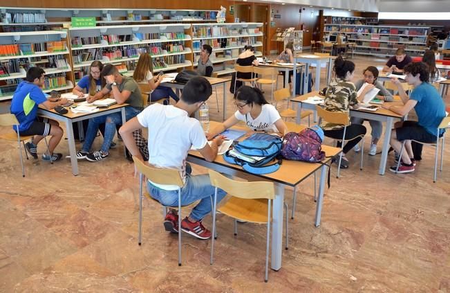 ESTUDIANTES BACHILLERATO PREPARANDO LA PAU