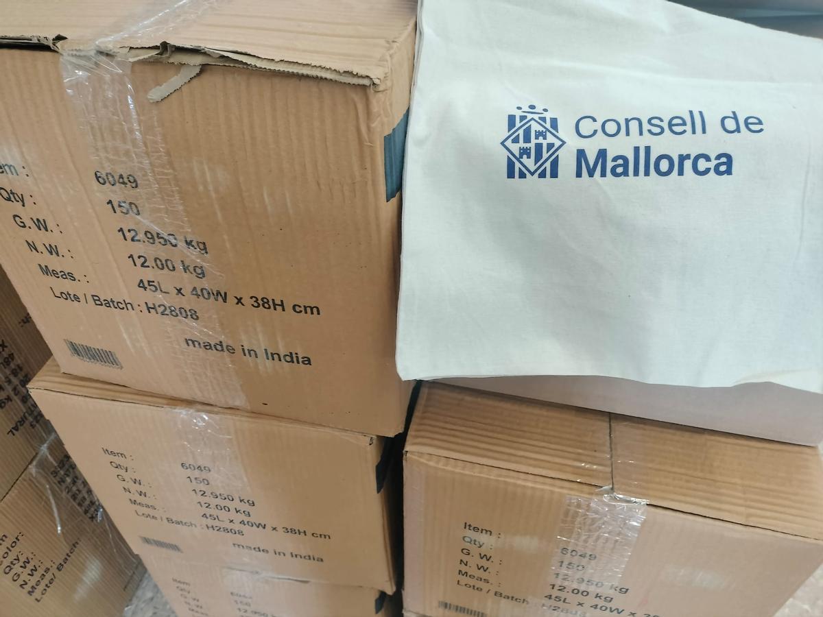 Imagen de las cajas con mochilas y bolsas de tela "made in India".
