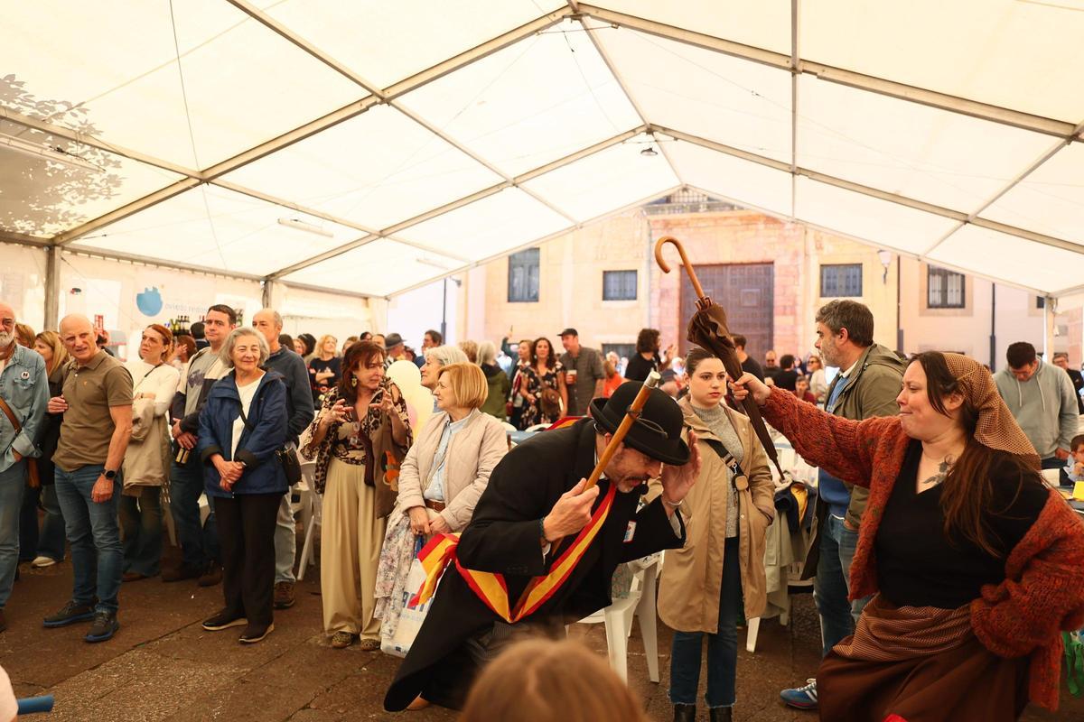 La lluvia no impide la multitudinaria comida en la calle de las fiestas del Oviedo Antiguo