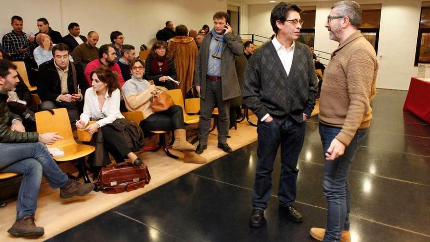 Afiliados de Ciudadanos, ayer, antes de la asamblea.