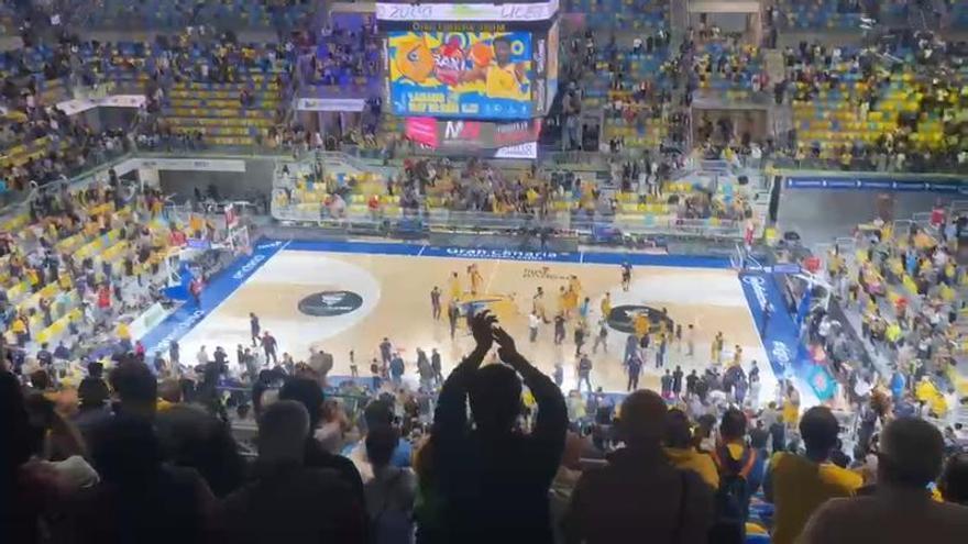Celebración final de la afición del Granca tras el triunfo en el derbi canario ante el Tenerife