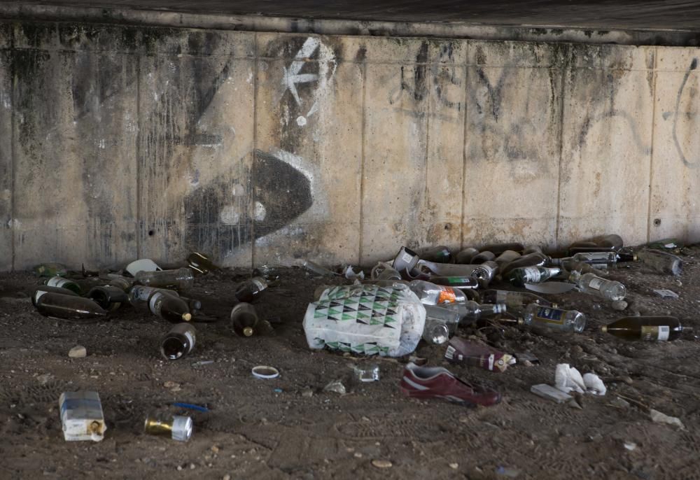 Hallan el cadáver de un indigente bajo un puente en la calle Teulada de Alicante