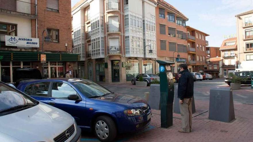 Un conductor saca un tícket de la ORA en la Plaza de la Madera.