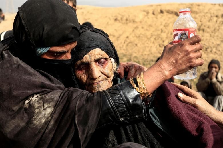 Les dones iraquianes desplaçades descansen al desert mentre forces iraquianes lluiten amb militants de l'estat islàmic a l'oest de Mosul, el 27 de febrer.