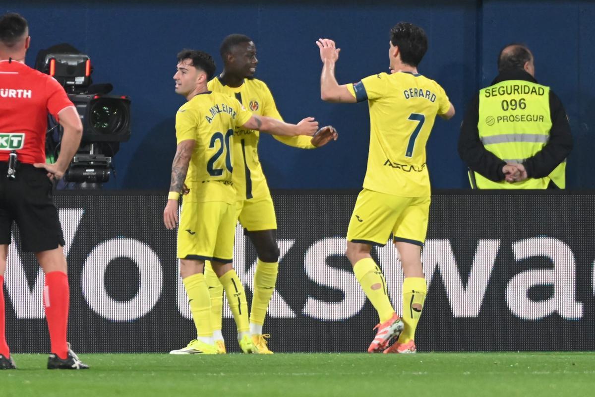 Nico Pepe celebrando el tercer gol del partido