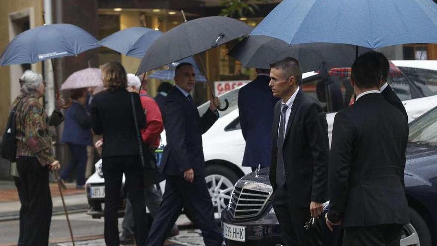 Viandantes con paraguas, en el centro de Oviedo.