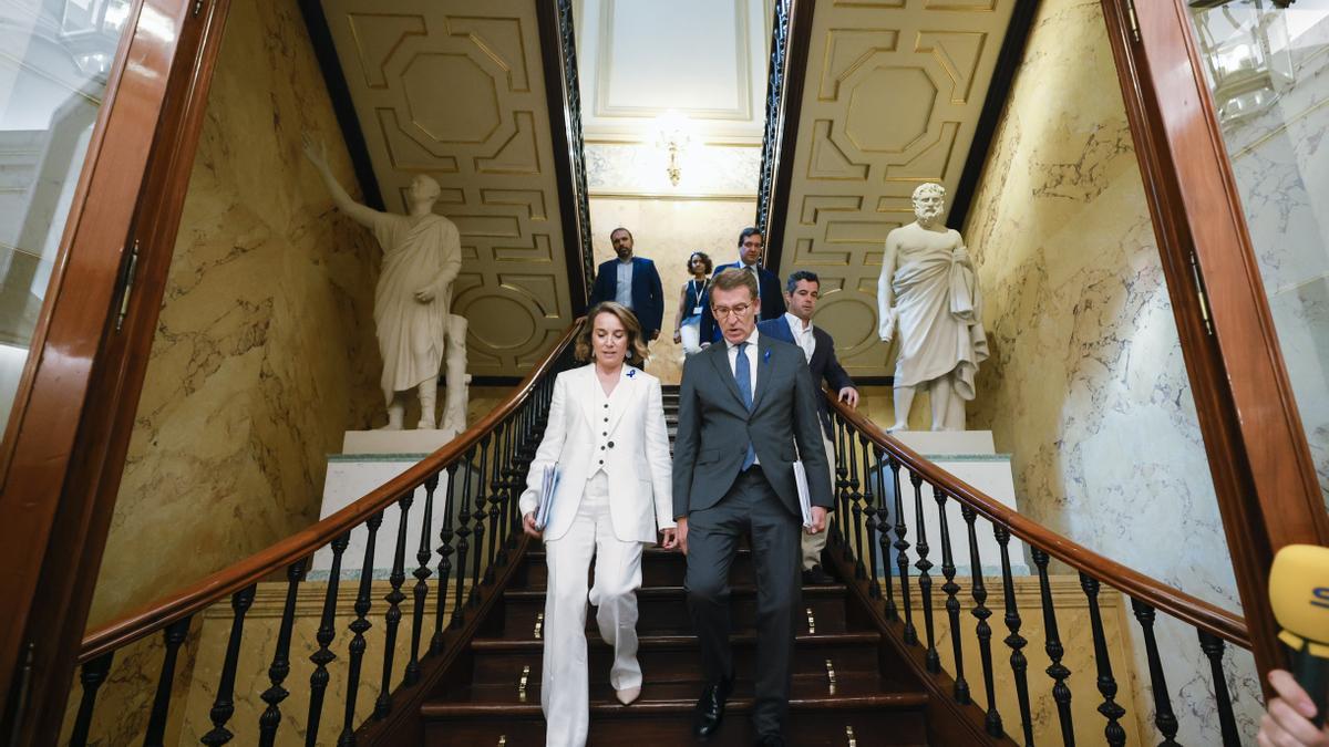 El presidente del PP, Alberto Núñez Feijóo, y la secretaria general y portavoz, Cuca Gamarra, en la primera sesión del debate de la nación.