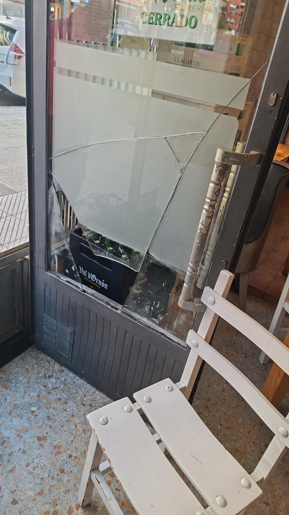 Estado en el que quedó la puerta del último local asaltado.