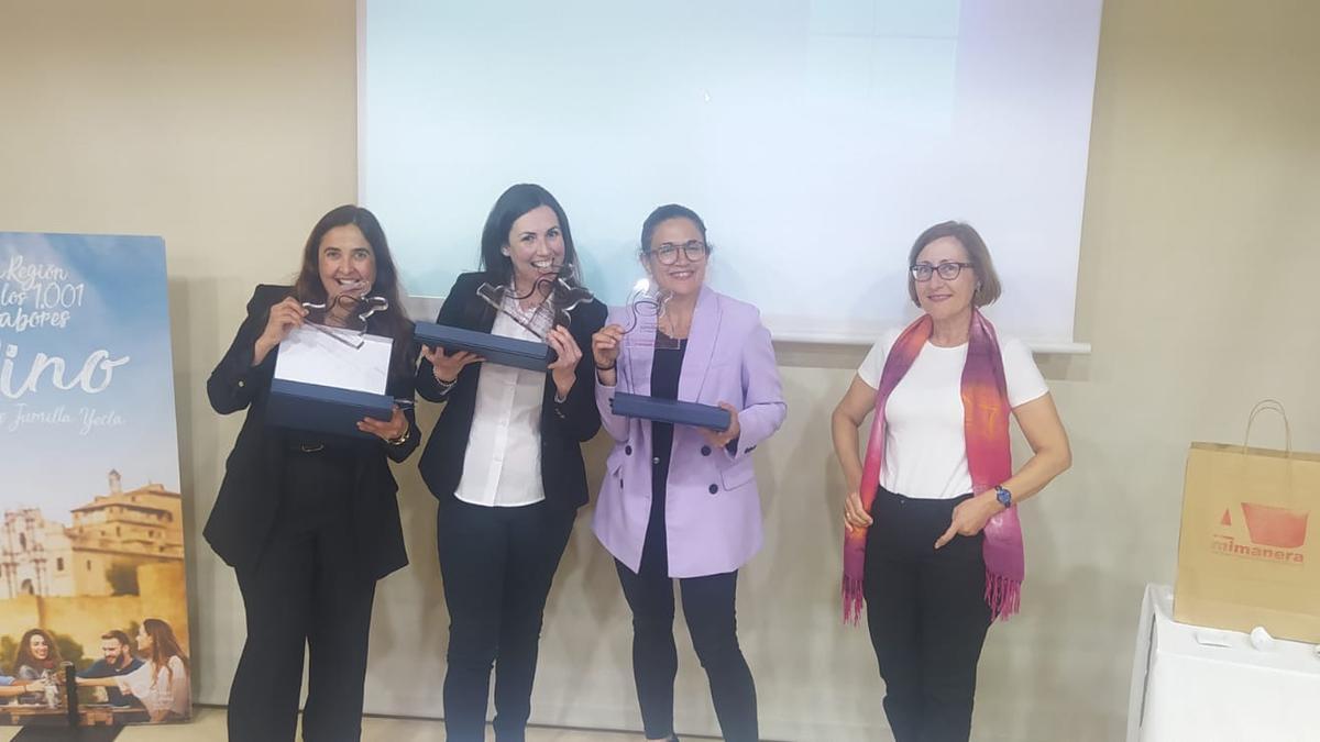 Las tres finalistas en el concurso de sumilleres celebrado este lunes.