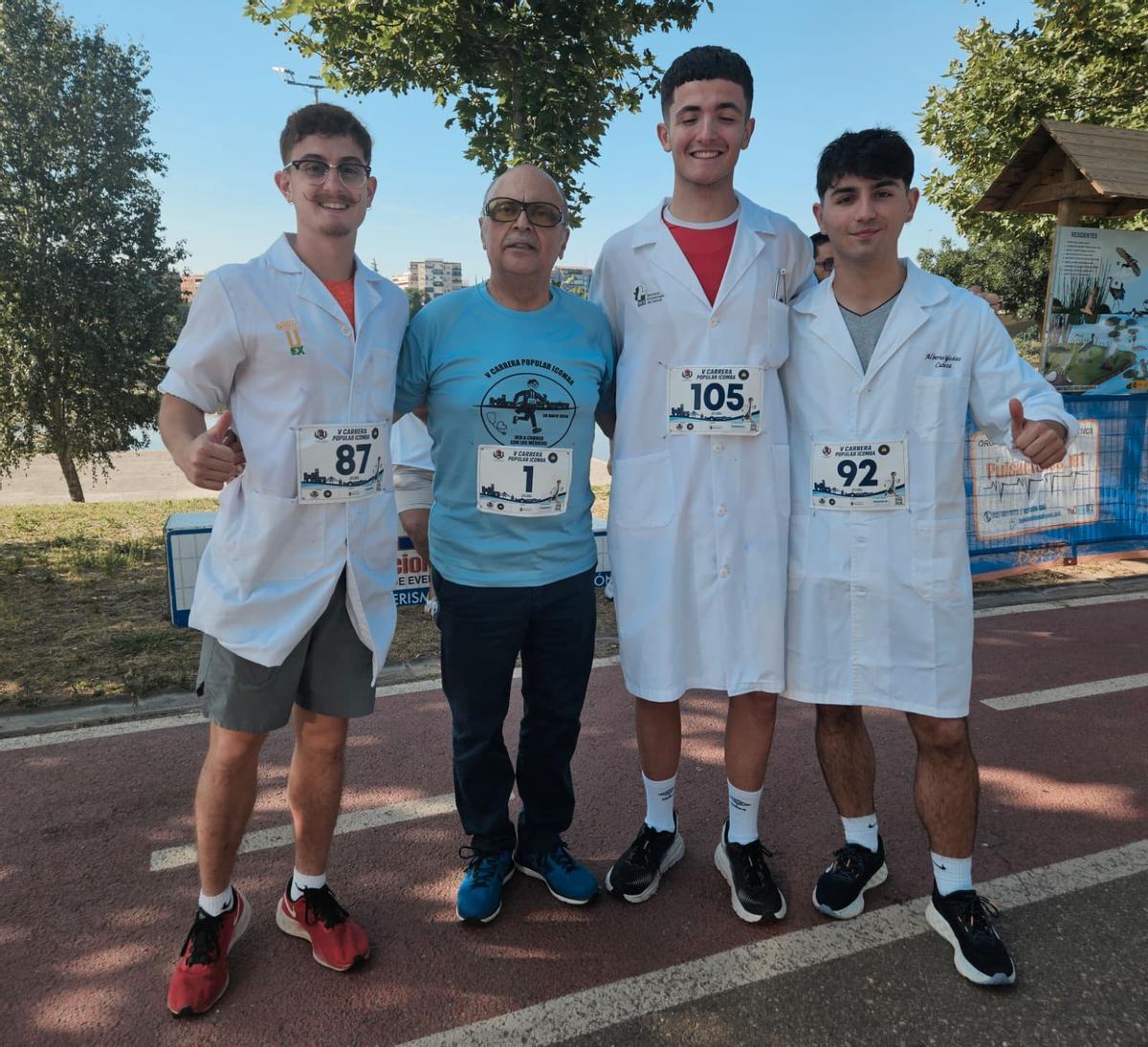 Pedr Hidalgo, presidente del Colegio de Médicos de Badajoz, junto a otros participantes en la carrera.