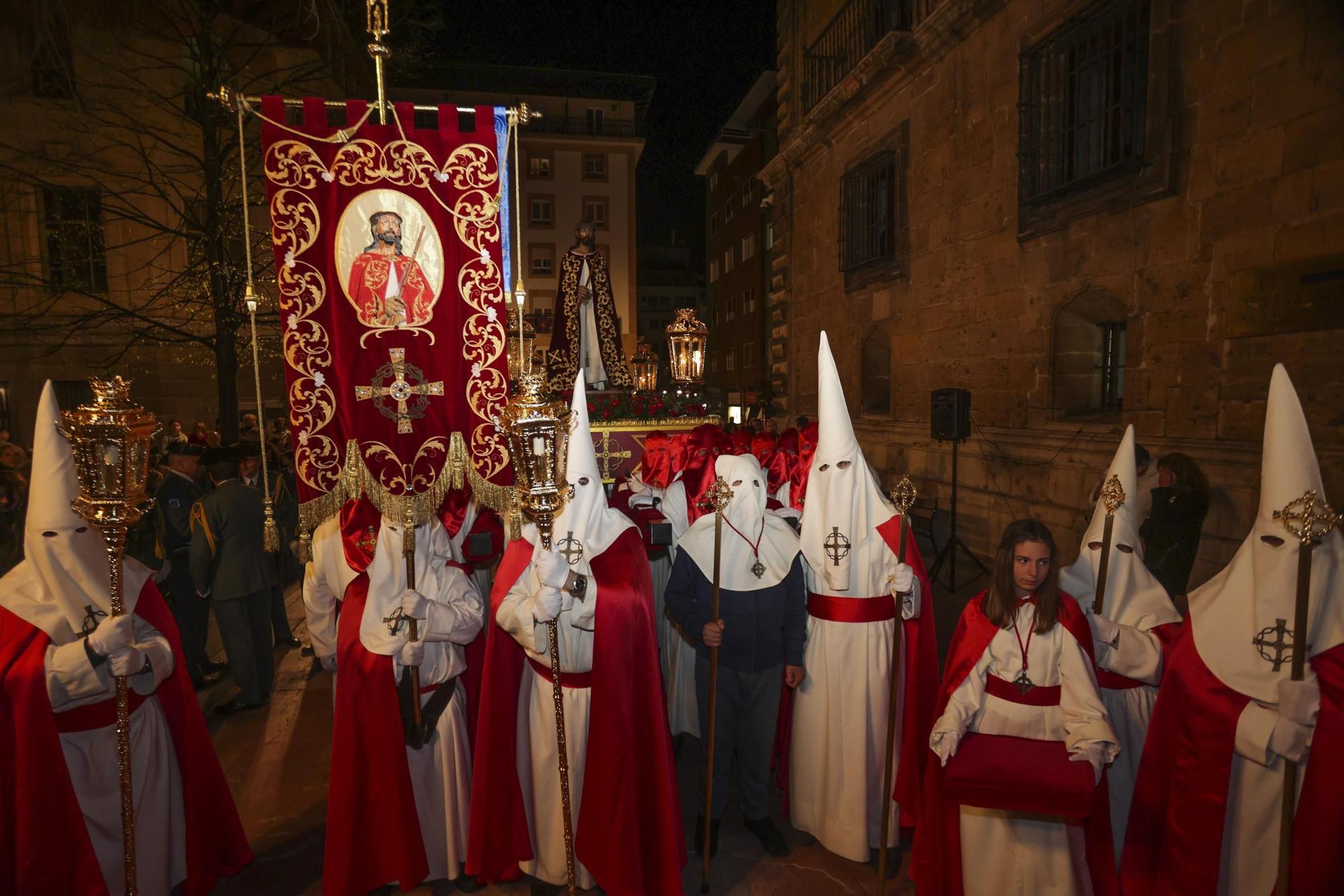 "Toda su vida fue maltratado y finalmente alguien miraba por él": las fotos de la procesión de Jesús Cautivo en Oviedo