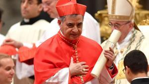 El cardenal Angelo Becciu ante el papa Francisco, en una imagen de archivo.