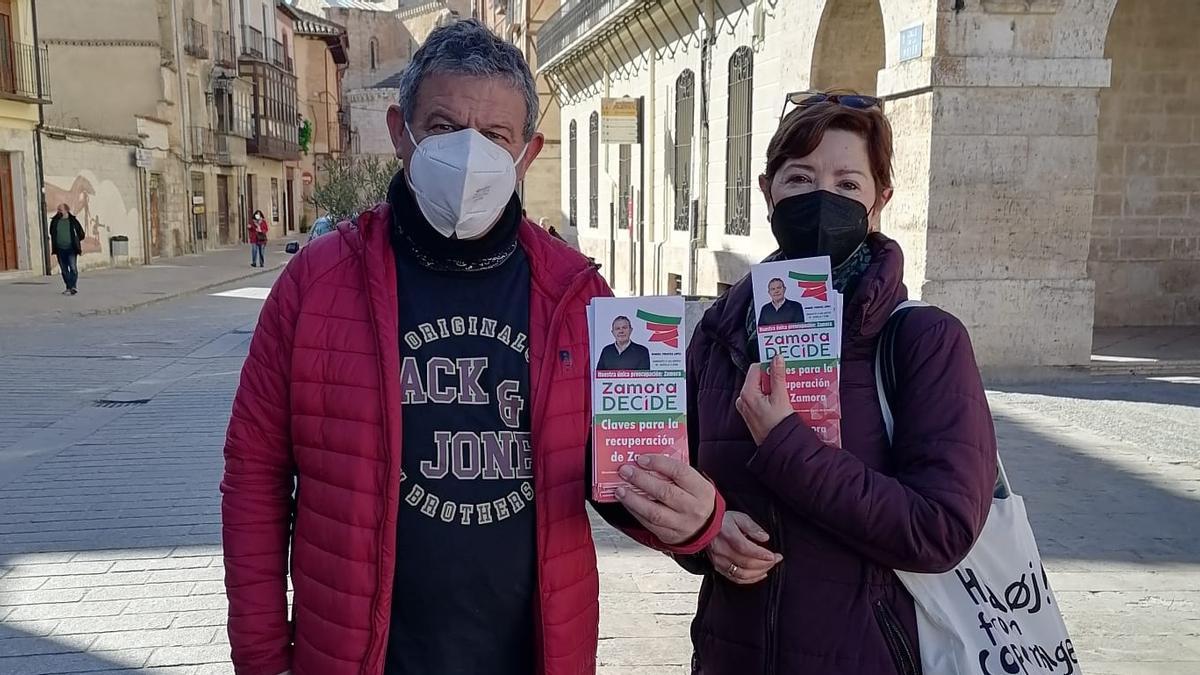 Manuel Fuentes y Conchi Trufero, candidatos de Zamora Decide, en la Plaza Mayor de Toro.