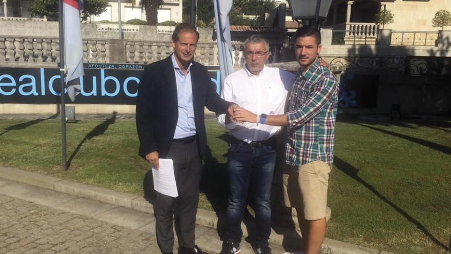 Germán Arteta, a la izquieda, con los directivos del Louro. // FDV