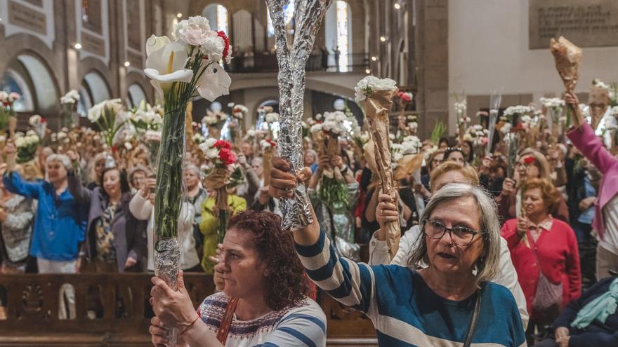 Las madres cumplieron con su tradición de vestir de flores a la virgen de Fátima
