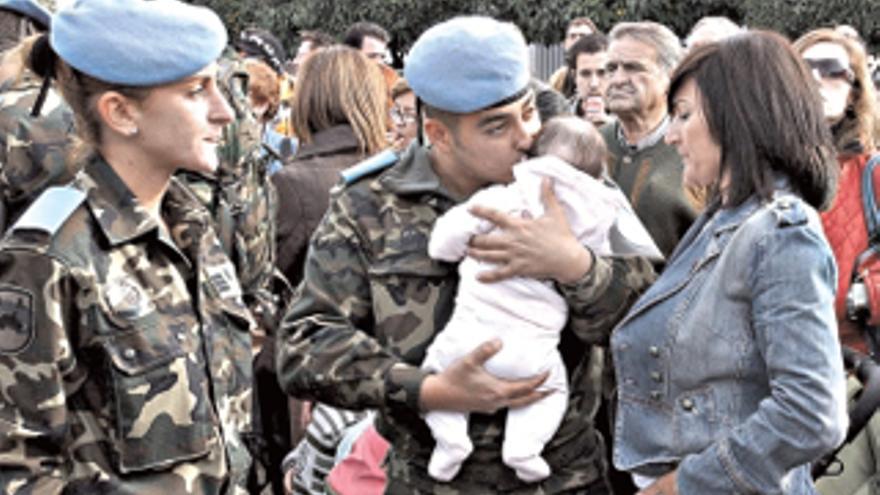 Un millar de familiares despiden a 220 soldados que parten hacia el Líbano