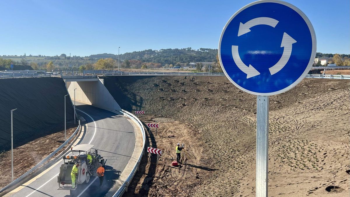 ¿Sabes cómo circular en una rotonda? Esto es lo que tienes que hacer según la DGT