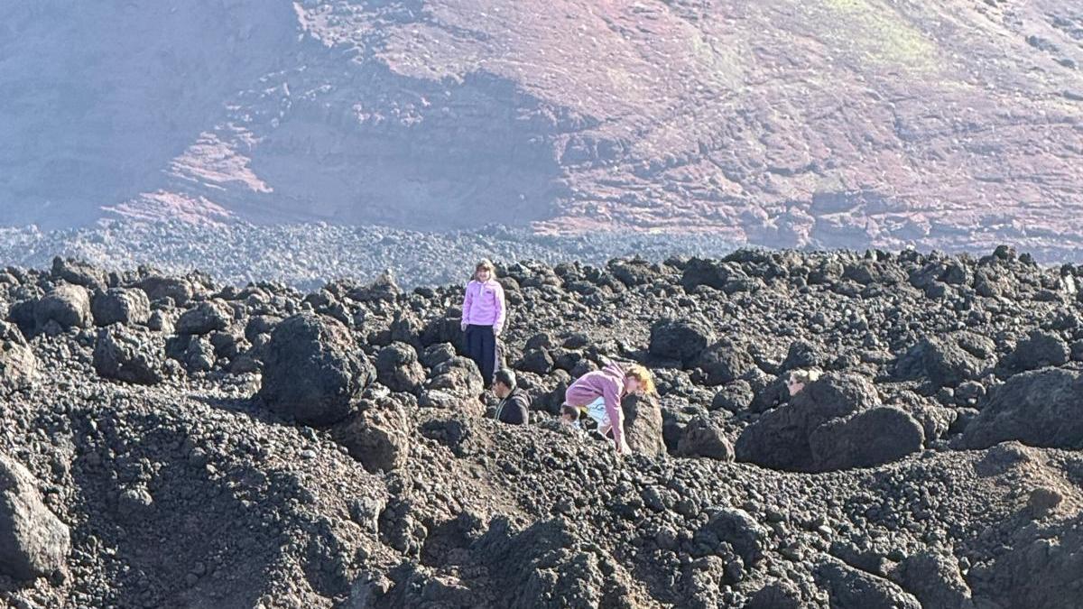 Peligro en Los Hervideros: alertan a una familia con un menor en un acantilado