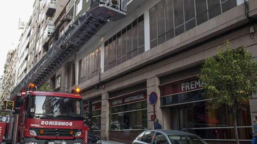 Los bomberos, aproximándose al domicilio. // Brais Lorenzo