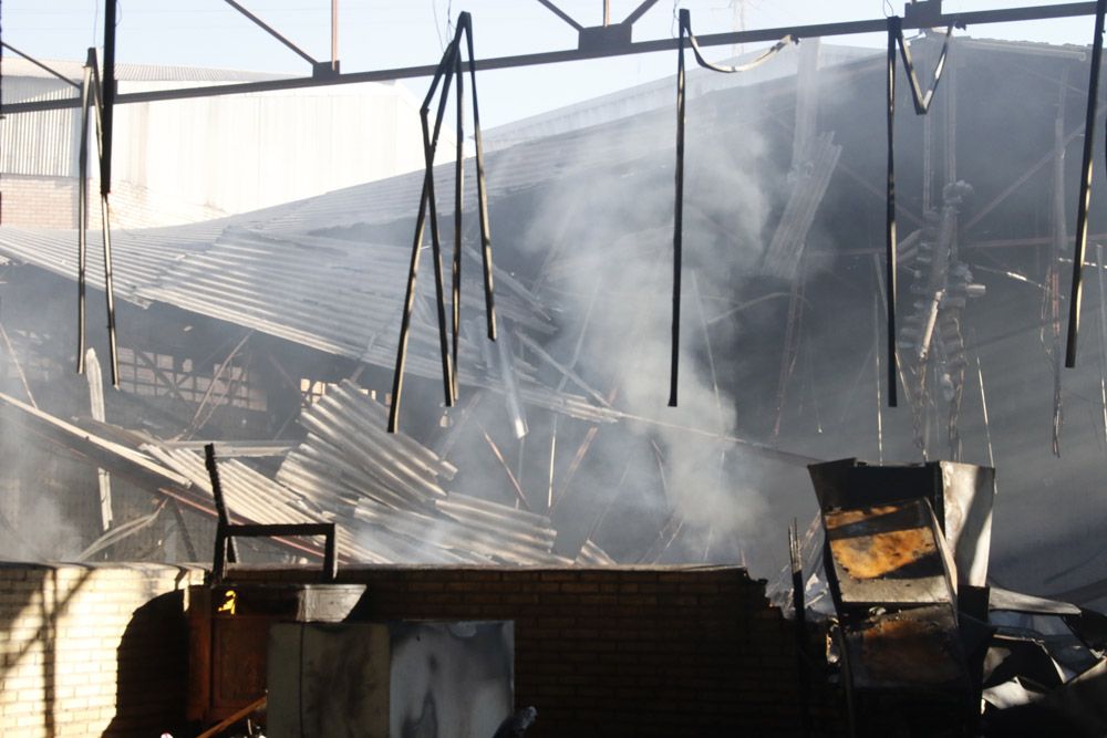 Incendio en tres naves abandonadas en Chinales