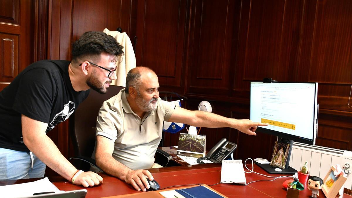 El alcalde de El Rosario, Escolástico Gil, junto al concejal de Transparencia, Eric Díaz.