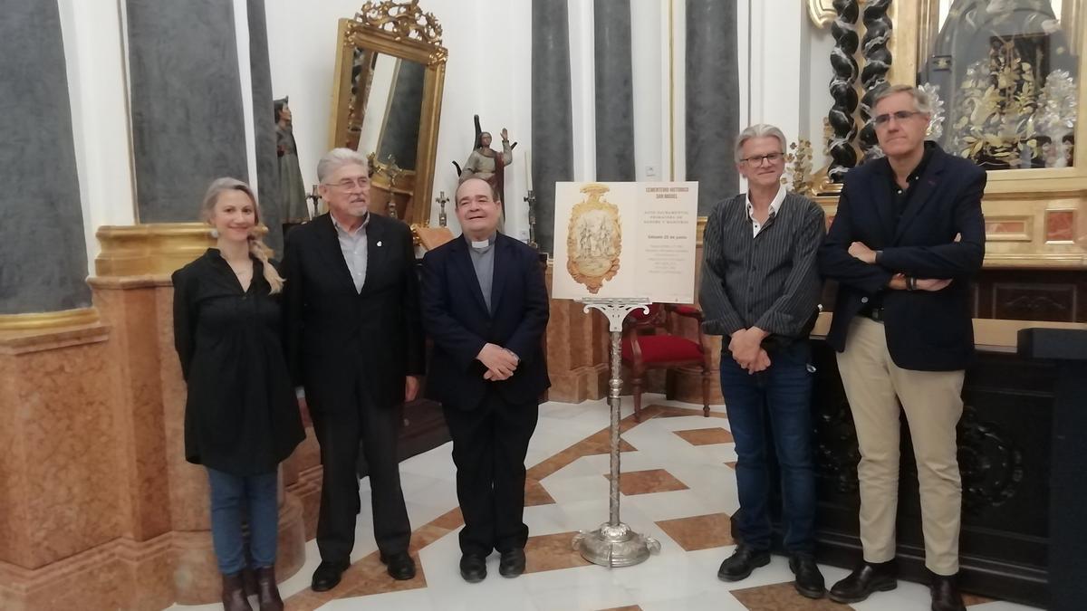 Presentación de la obra con Felipe Reina, párroco de los Mártires; Jorge Serra, director del cementerio San Miguel; Antonio Ortega hermano mayor de los Patronos, Eduardo Nieto y María José Romero, escritores de la obra y responsables de la empresa Eventos con Historia.