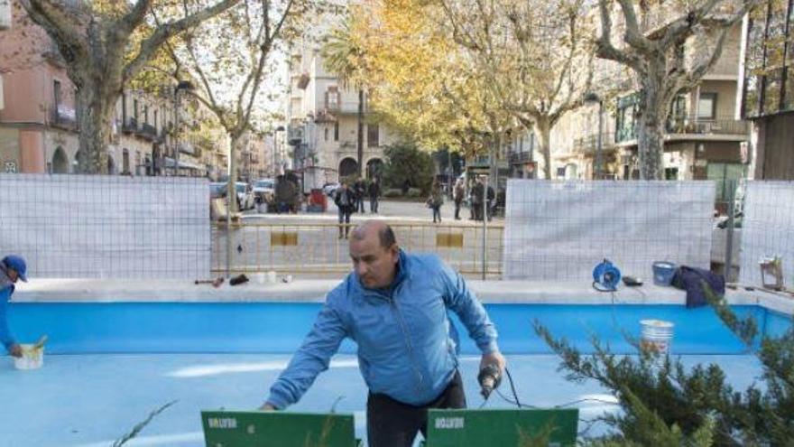 Operaris treballant a la restauració de la font