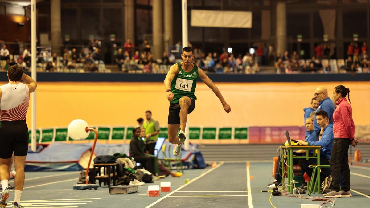 Pablo Torrijos compitiendo en triple salto
