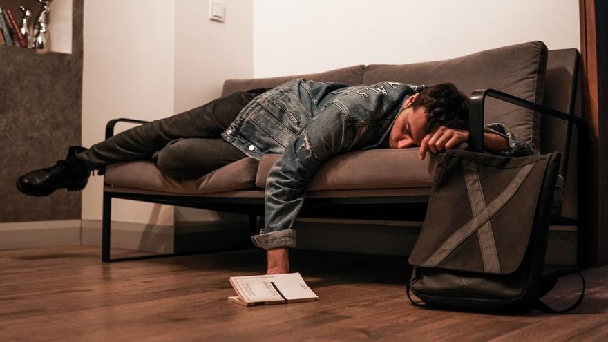Problemas para conciliar el sueño y más cansancio: así afecta el cambio de hora a tu salud