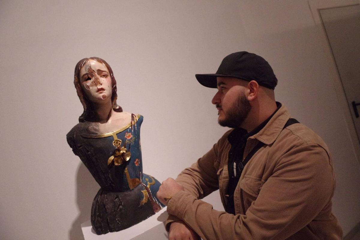 El escultor malagueño José Cano (2004) plantea una lectura emocional de los sucesos de mayo de 1931, 95 años después, en una exposición en la Agrupación de Cofradías