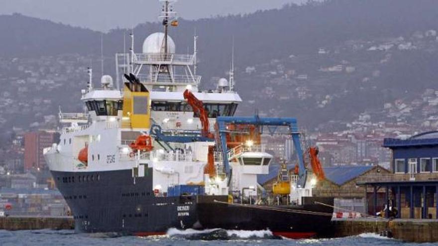 El buque oceanográfico británico &quot;RRS Discovery&quot;, ayer, en la estación marítima de Vigo.  // Marta G. Brea