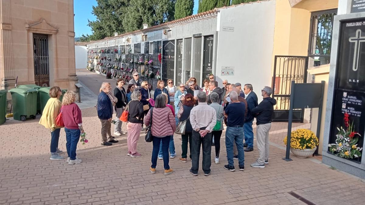 Visita d'alumnes de la UNED sènior al cementeri de Xàtiva.