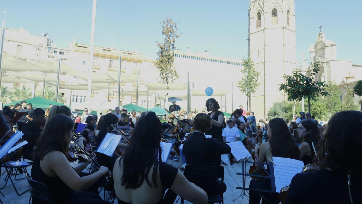 Músicos en la plaza de la Reina de València.