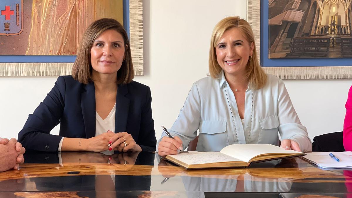 La consellera Salomé Pradas (d) y la alcaldesa de Canet, Mª Ángeles Pallarés, en la firma del contrato.
