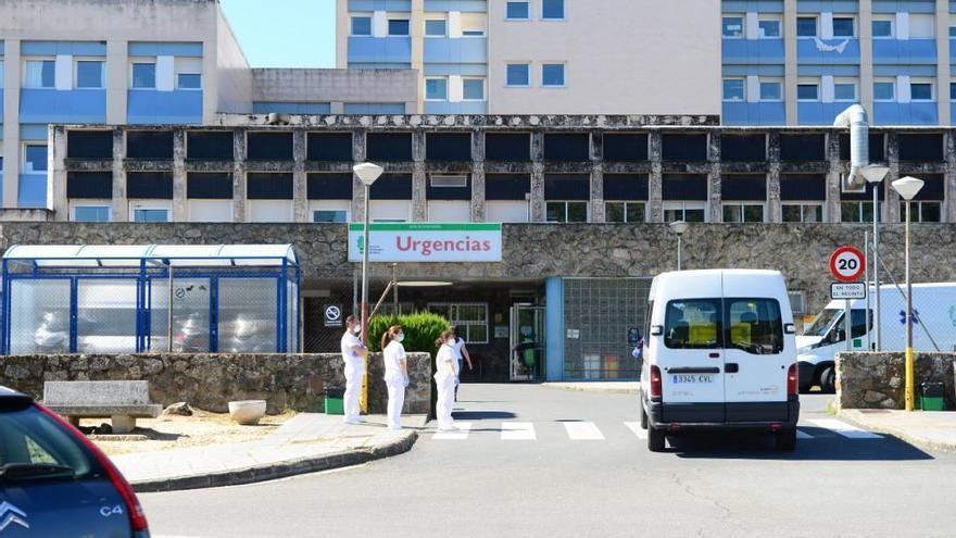 Acceso a Urgencias del hospital de Plasencia, donde han sido trasladados dos heridos en accidente de tráfico.