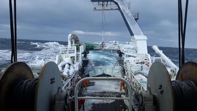 Pesquero gallego que opera en NAFO, cubierto de hielo. | // IMAGEN CEDIDA