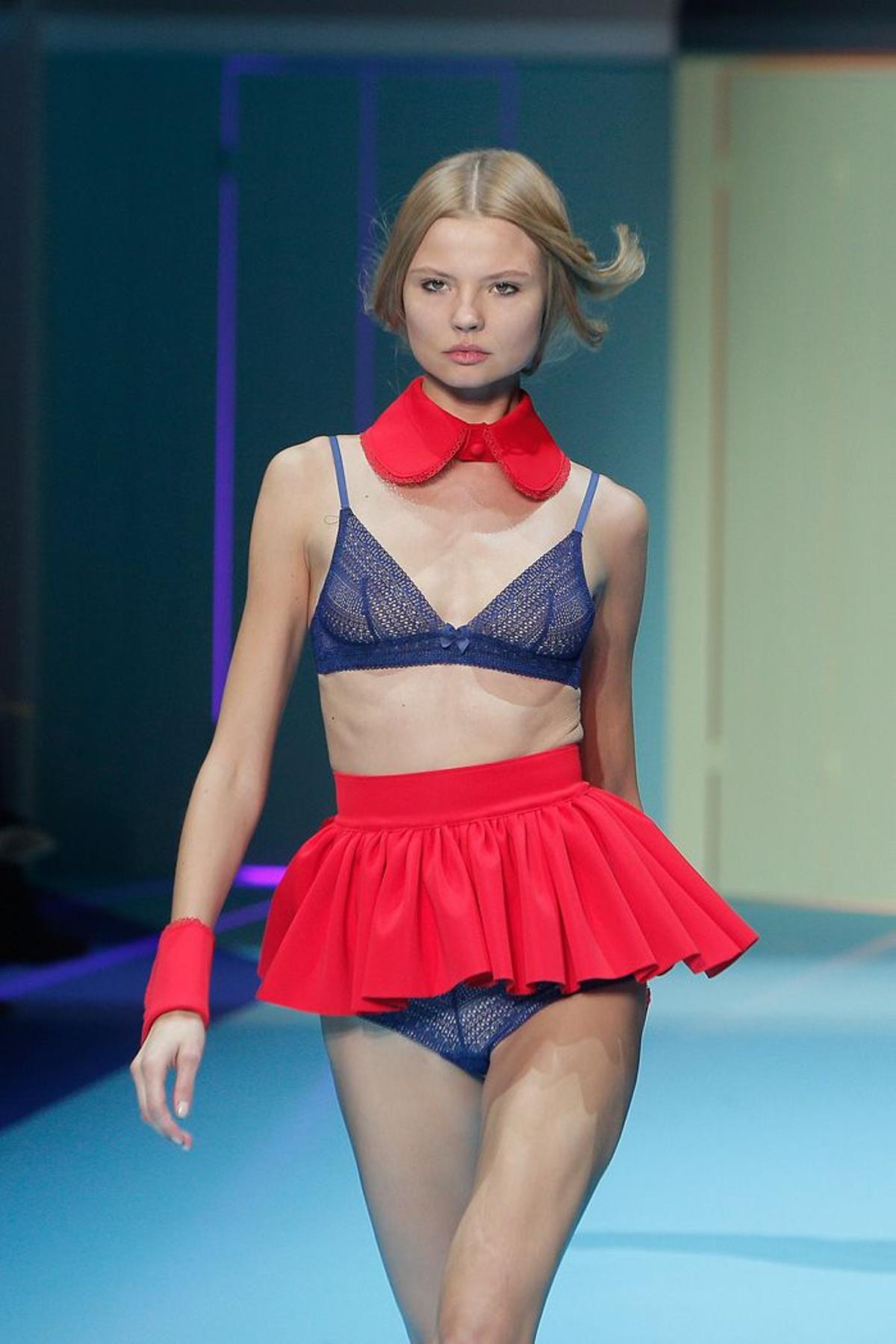 Desfile ropa de baño Etam 2015, lencería de encaje y transparencias