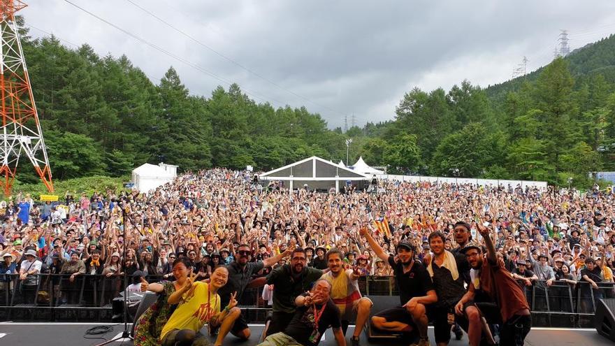 La banda saluda desde el escenario tras su actuación el pasado verano en el Fuji Rock Festival de Japón.