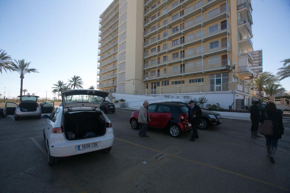 Tres edificios de la playa de San Juan siguen anegados y 120 viviendas sin luz ni agua