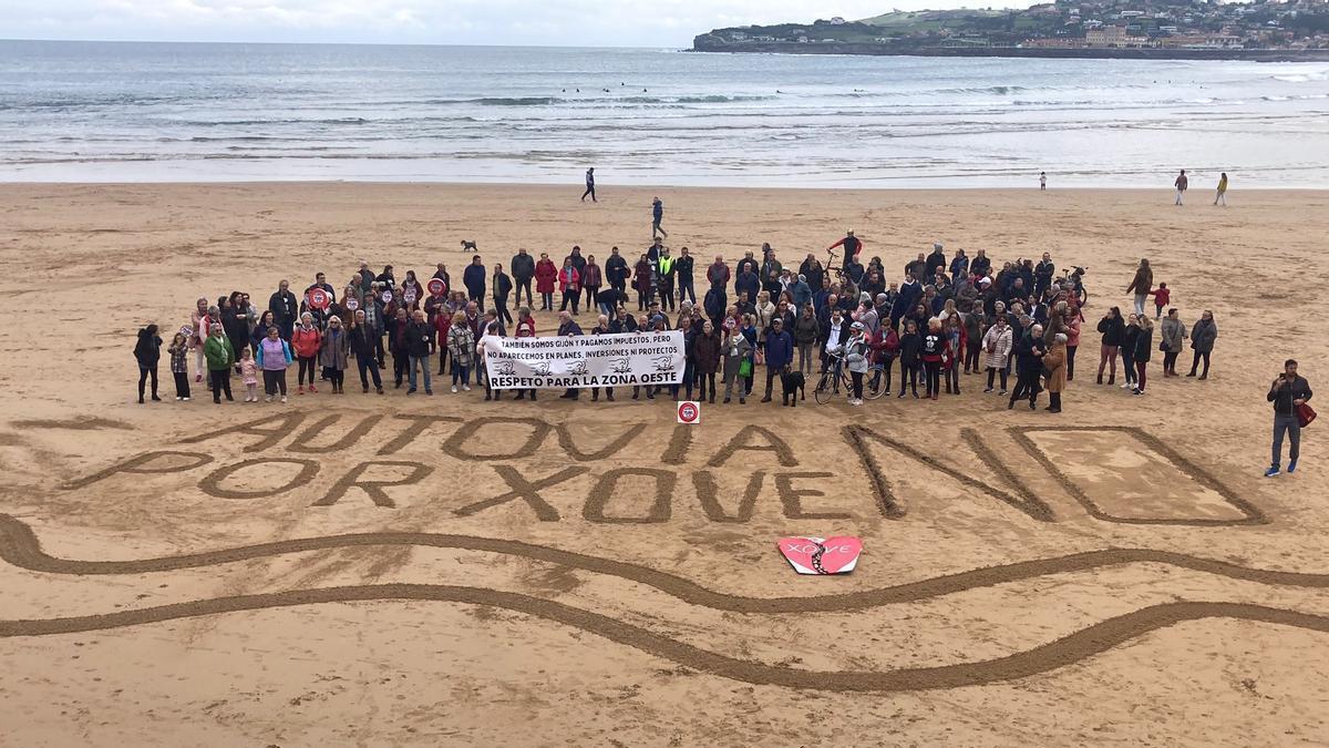 Los vecinos de Gijón claman en la playa de San Lorenzo contra el proyecto del vial de Jove