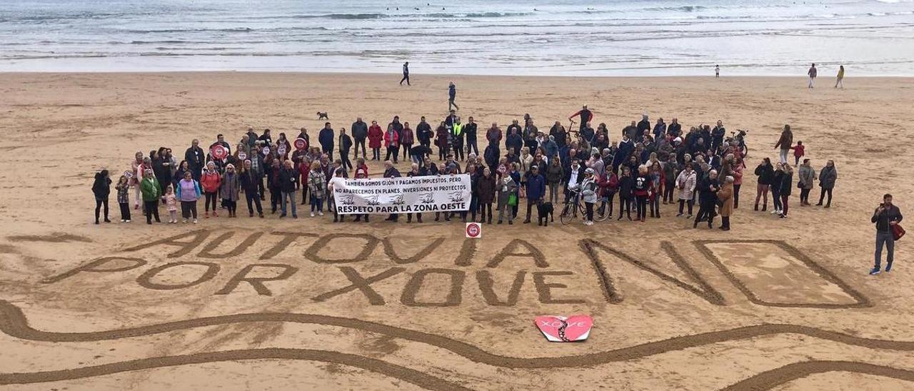 VÍDEO: Los vecinos de Gijón claman en el Ayuntamiento y la playa de San Lorenzo contra el proyecto del vial de Jove