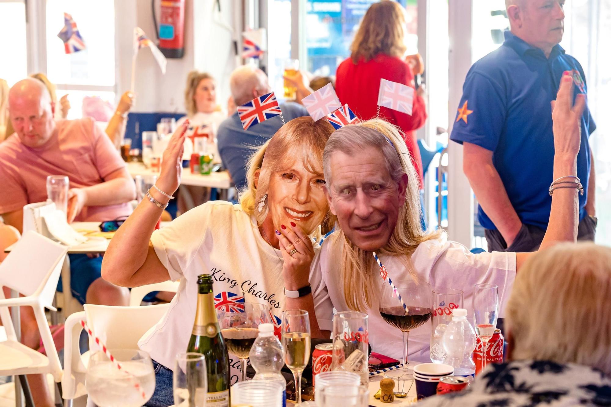 Las calles y terrazas de Benidorm llenas para celebrar la coronación de Carlos III