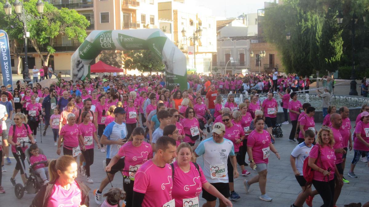 La salida de la carrera y marcha contra el cáncer en Burjassot.