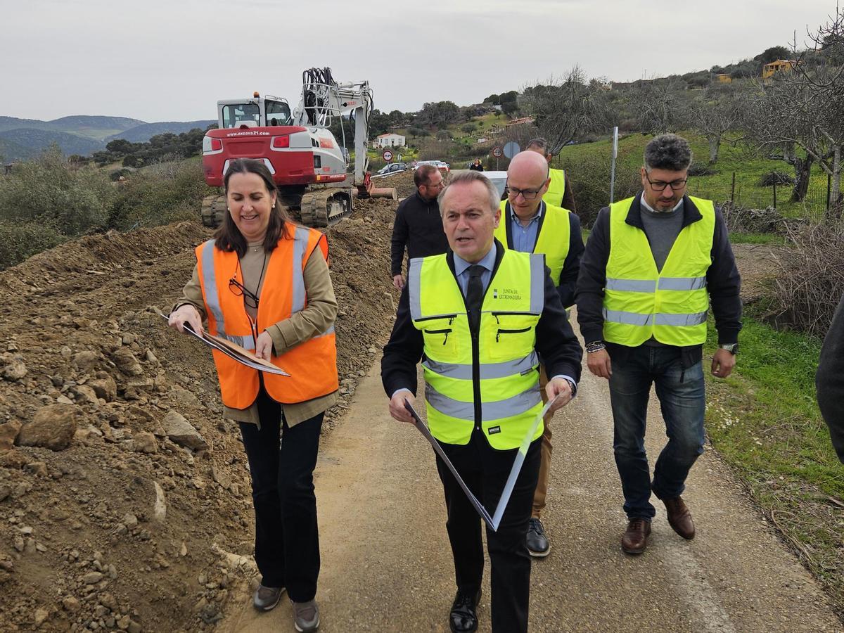 Visita a las obras de la EX-320, este miércoles.