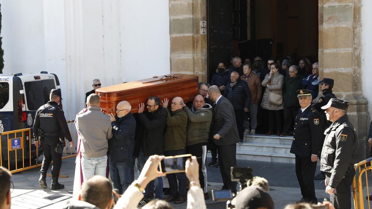 El féretro del sacristán asesinado en Algeciras es trasladado al cementerio desde la Iglesia de La Palma.