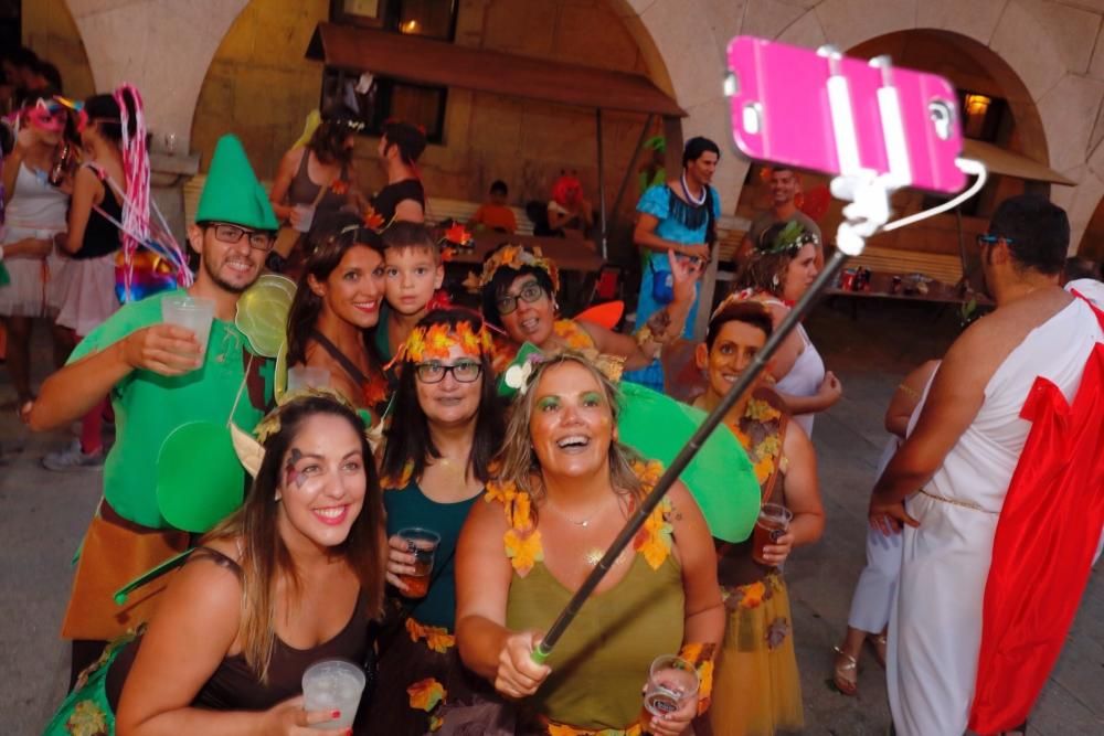El Carnaval de verano colorea Redondela con miles de disfraces.