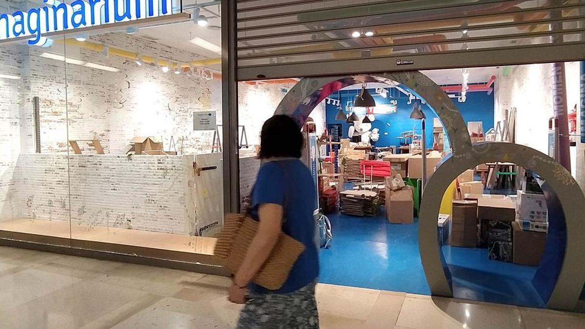 Una tienda de Imaginarium cerrada hace un mes en el centro comercial Aragonia de Zaragoza.