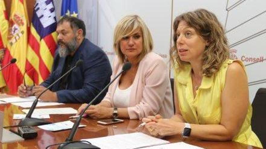 Manel Porras, Marta Díaz y Pilar Sansó durante la presentación de las ayudas.