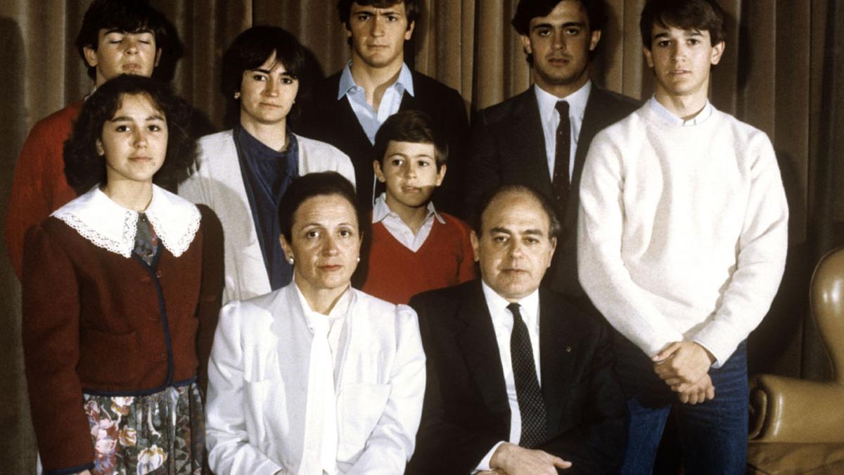 1986  ESPAÑA JORDI PUJOL FAMILIARES: BARCELONA, 1986.- El presidente de la Generalitat, Jordi Pujol, posa con su esposa Marta Ferrusola y sus siete hijos, de i. a d: Mireia, Oriol (ojos cerrados), Marta, Josep (camisa azul), Oleguer (el más pequeño), Jordi (con corbata) y Pere. EFE.